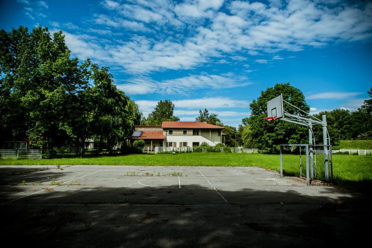 Miedzynarodowy Dom Spotkan Mlodziezy W Oswiecimiu Exterior foto